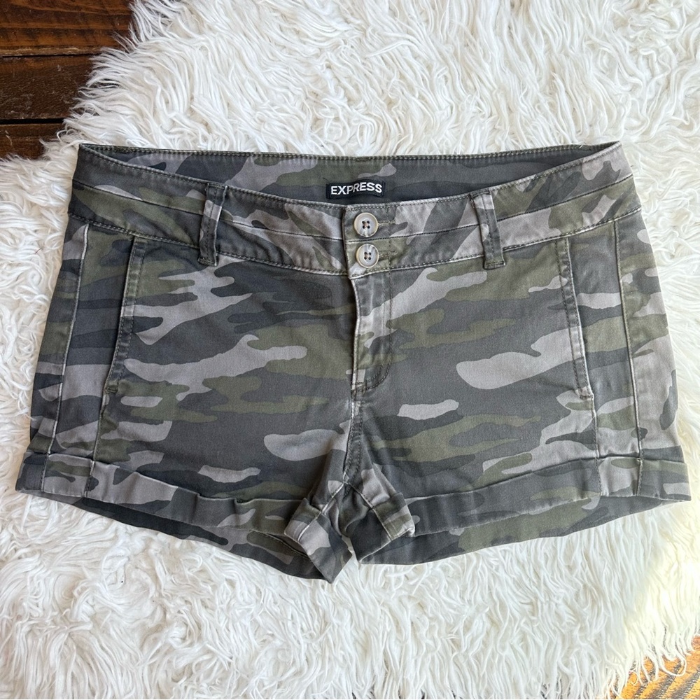 Express Green Cargo Shorts with Trendy Camouflage size 8